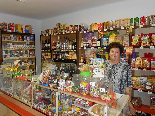 ELADÓ VAGYOK, ÉS EGY SRÁC ITT HAGYTA A TELEFONJÁT.FELHÍVTAM A 