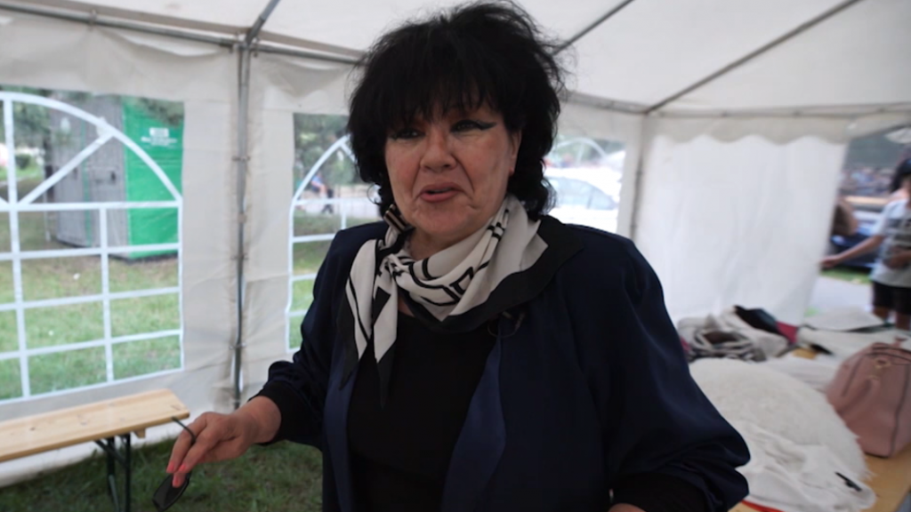 Kitálalt Dolly fiatal társa